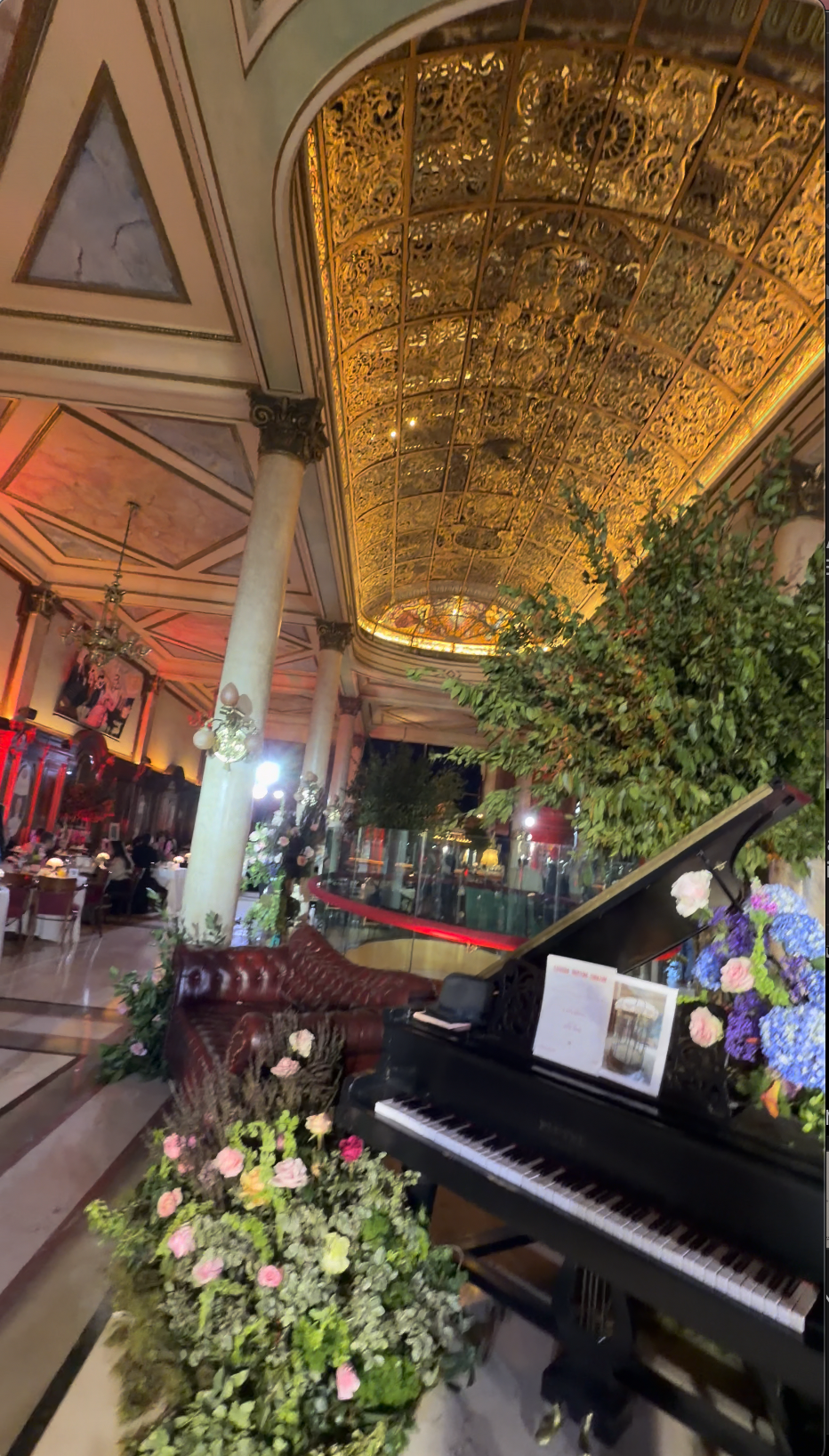 La Ideal intervenida con piano, flores y arquitectura dorada