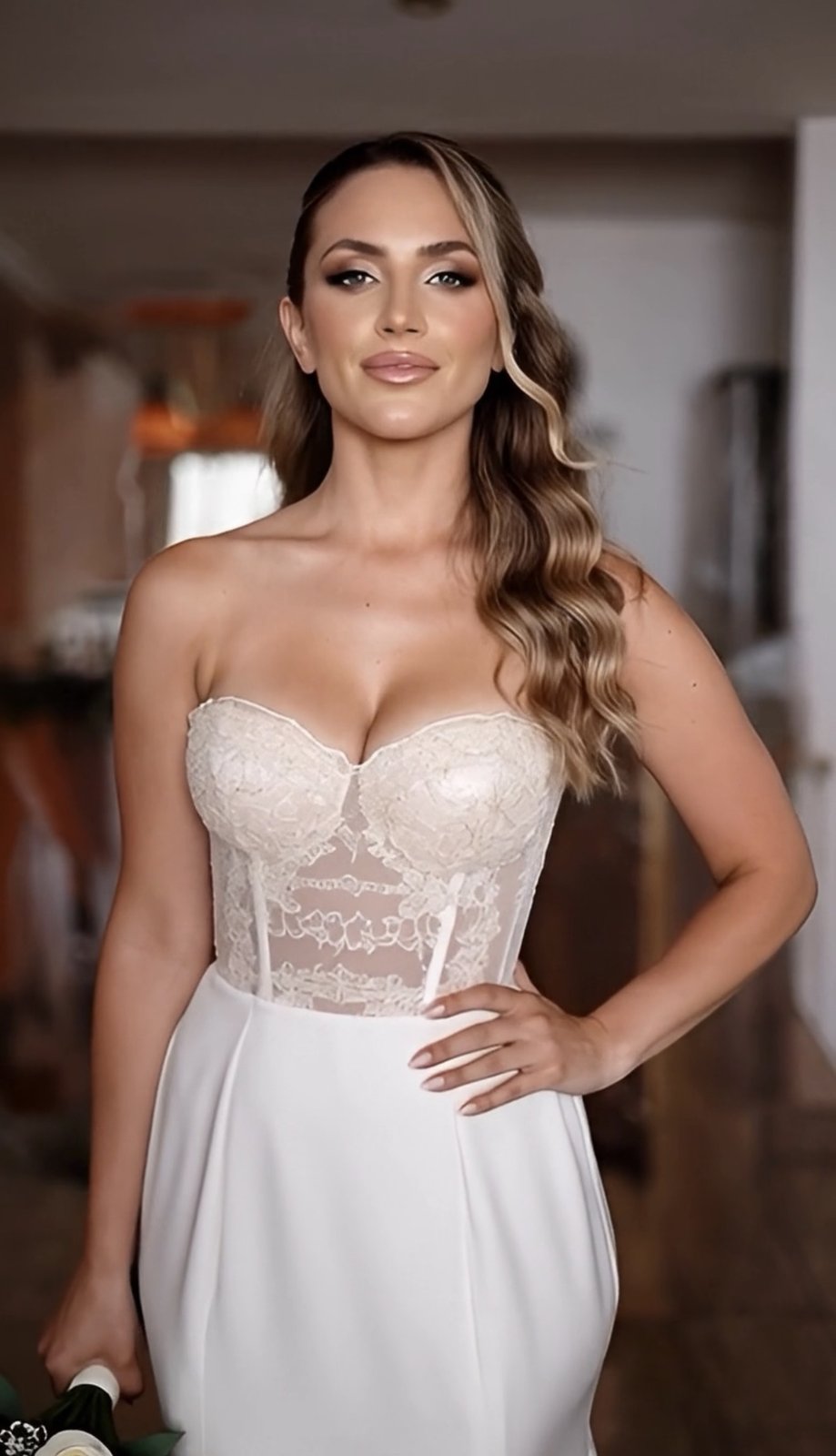 Novia con maquillaje glam y corset blanco