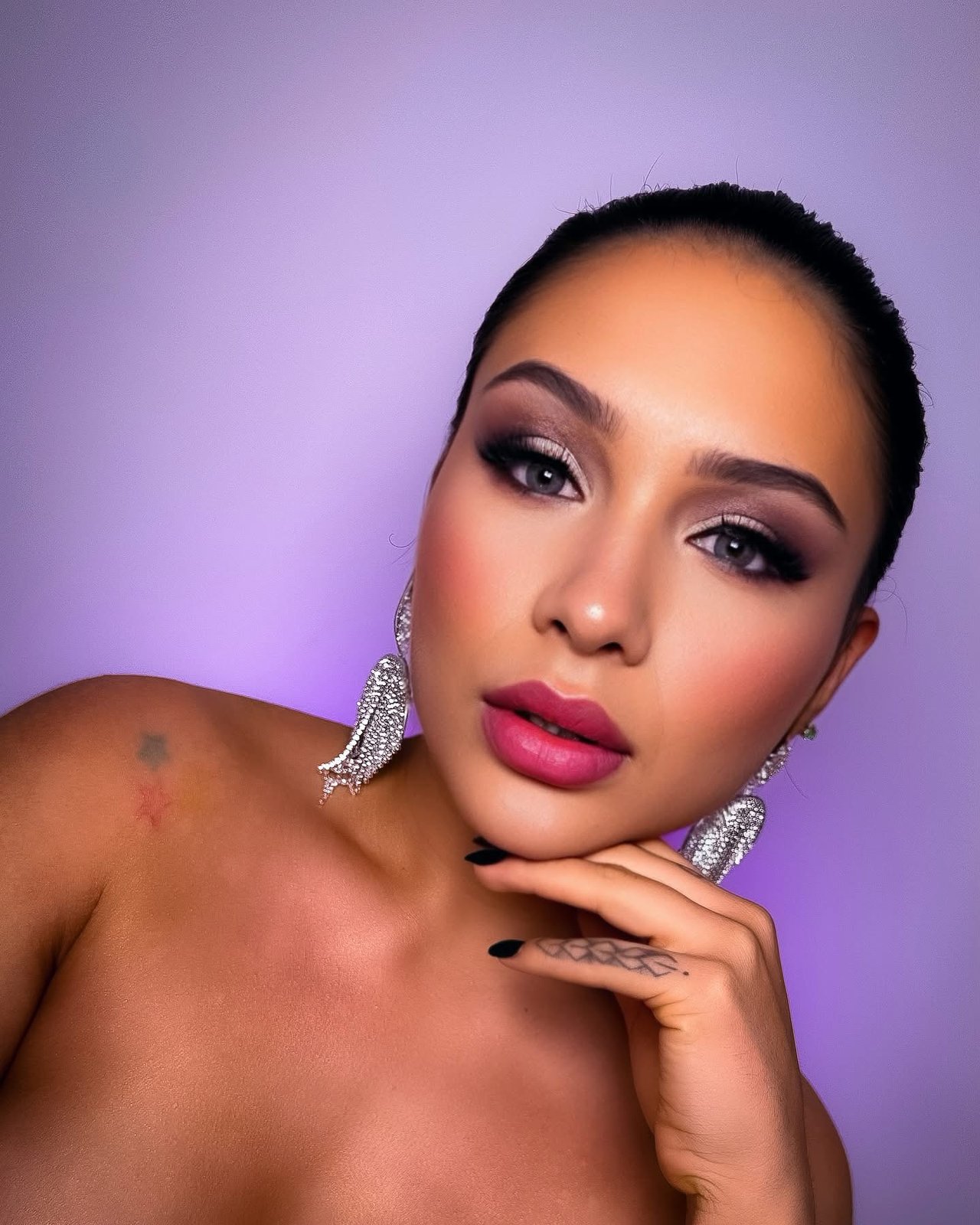 Maquillaje glam para eventos con aros de brillos