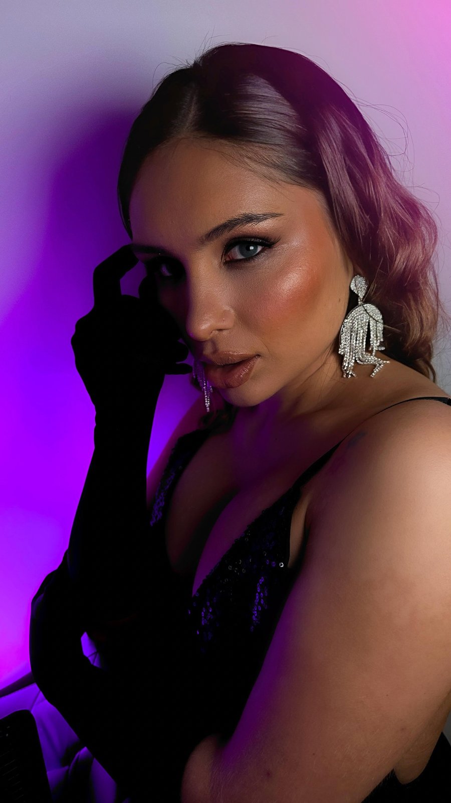 Editorial de belleza con luz violeta