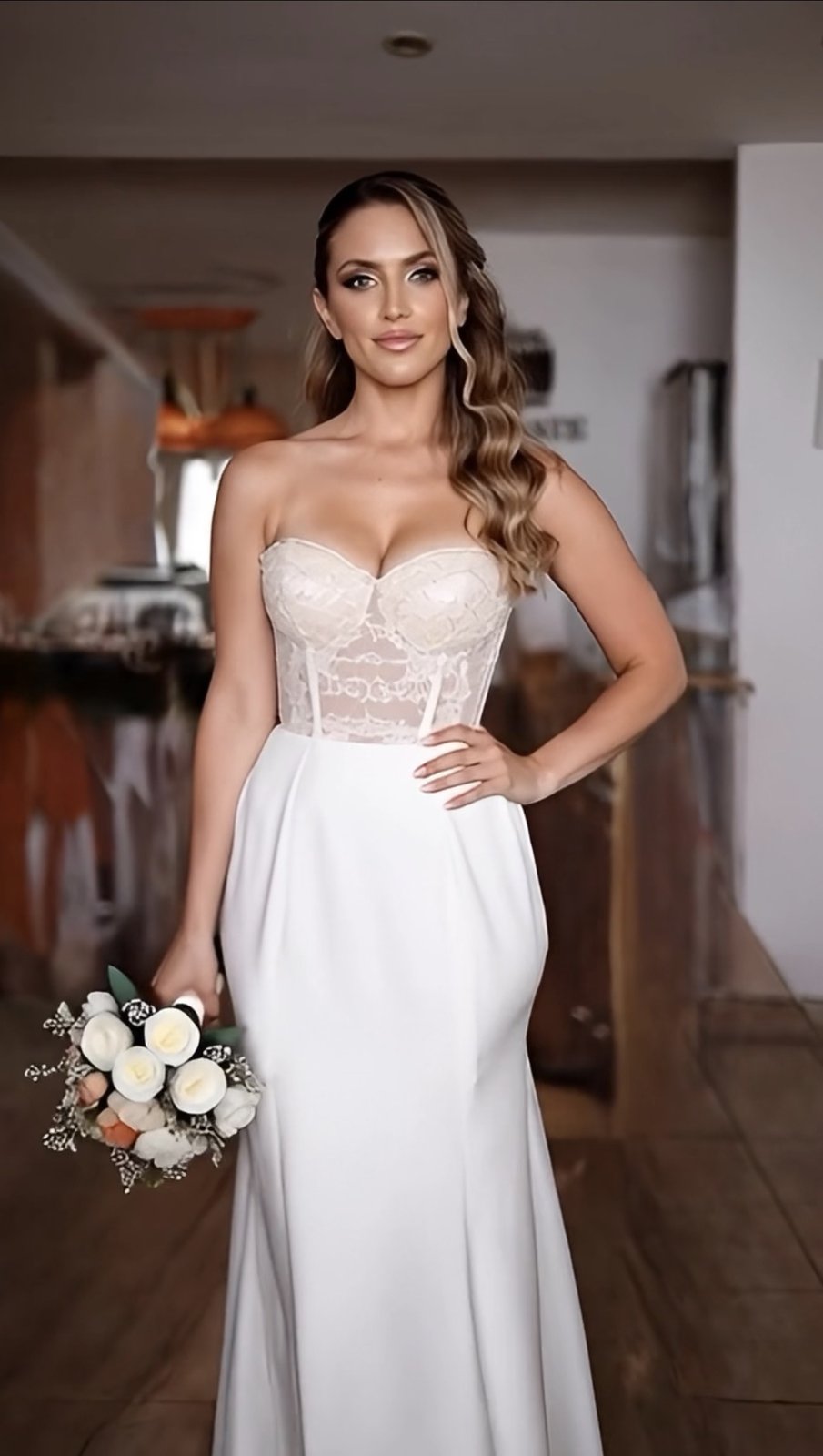 Novia con maquillaje glam y vestido blanco
