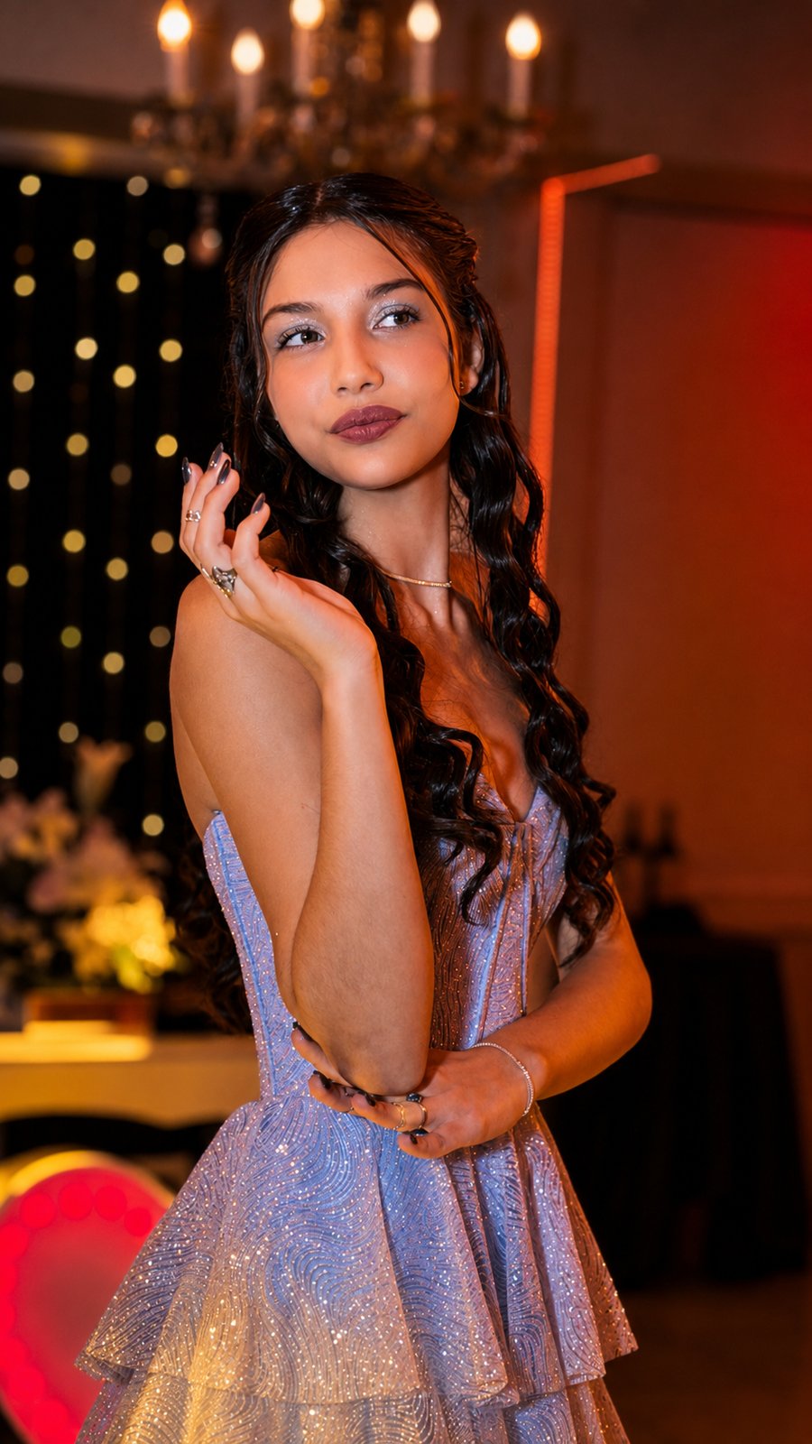 Quinceañera con vestido lila en su fiesta